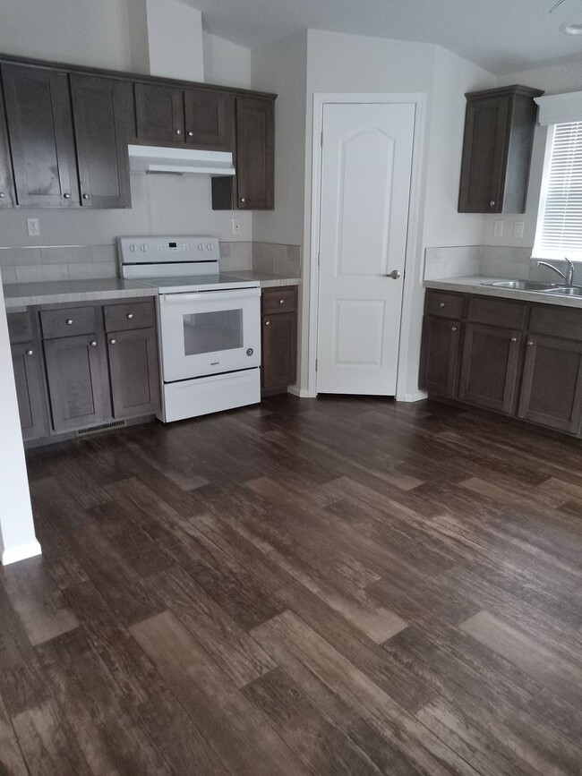 Building Photo - 47719 Fairyglen -3 bedroom / 2 Bath in Oakridge