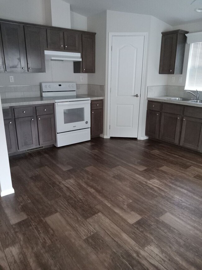 Foto del edificio - 47719 Fairyglen -3 bedroom / 2 Bath in Oakridge