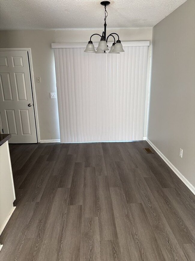 Building Photo - Ready To View!!! Great Location!!!!  Just minutes from the airport!