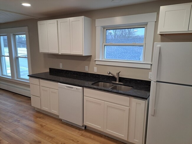 Interior Photo - 77 Union St