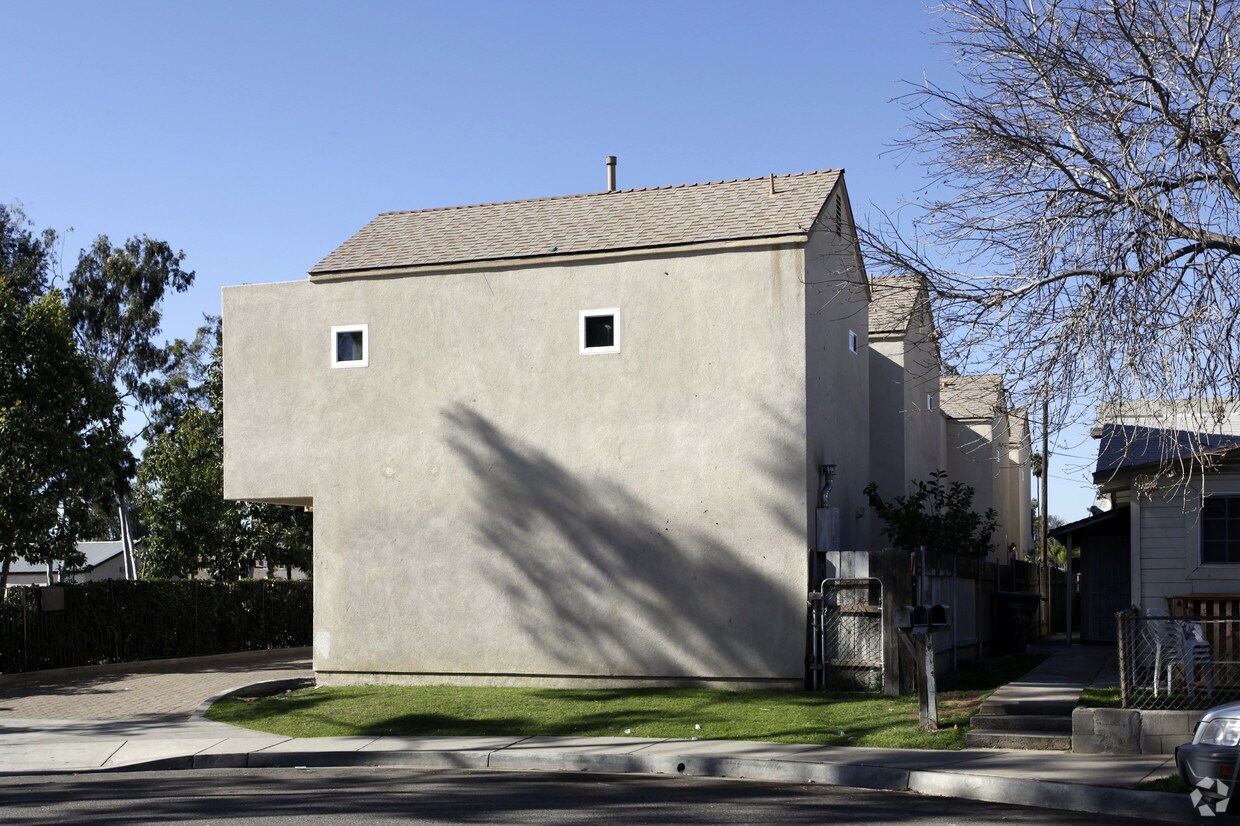 Building Photo - 444 W 4th Ave