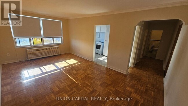 Photo du bâtiment - 1969 Eglinton Ave W