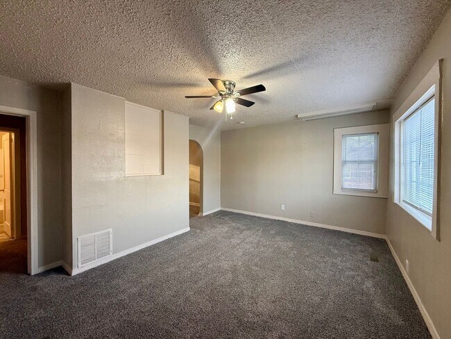 Foto del edificio - 713 S Oliver Ave