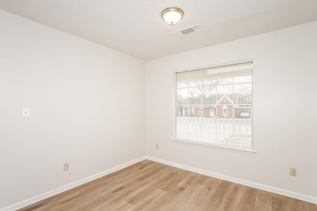 Building Photo - 5530 Oak Branch Cir N