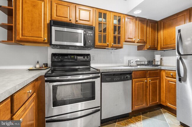 Building Photo - 400-416 S 2nd St