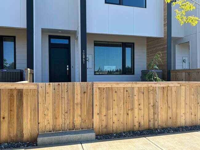 Building Photo - Beautiful, Newer Townhome!  Walking distance to many amenities.