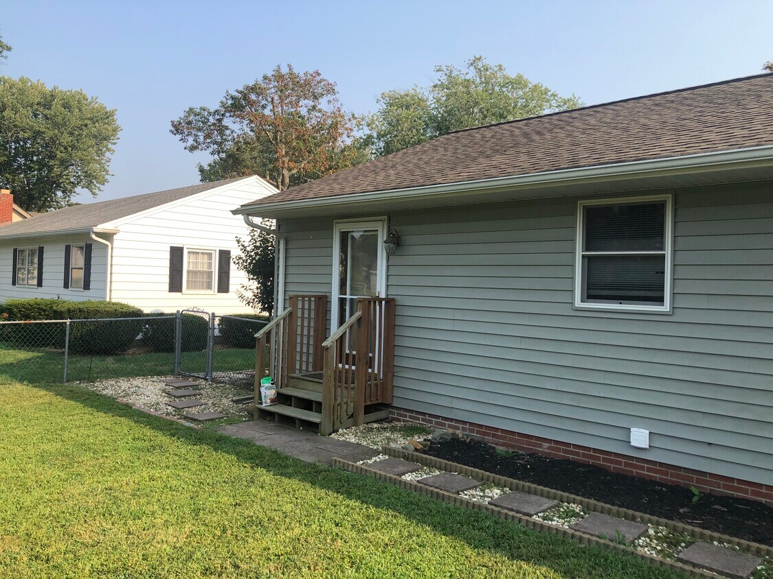 Private entrance - 205 Poplar St