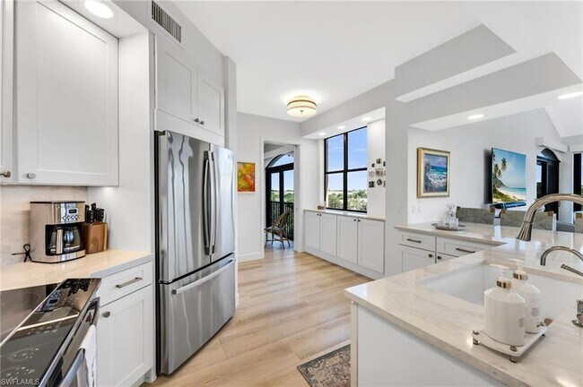 Foto del edificio - 7040 Pelican Bay Blvd