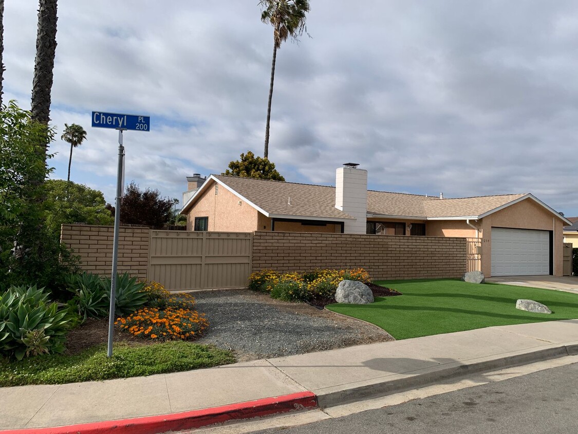 Primary Photo - Spacious Mid Century VIEW Home