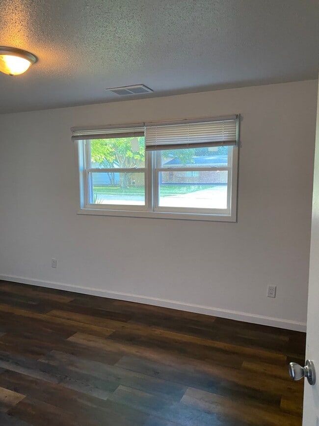Building Photo - West side location 4br 2.5bth Finished Basement 2crg
