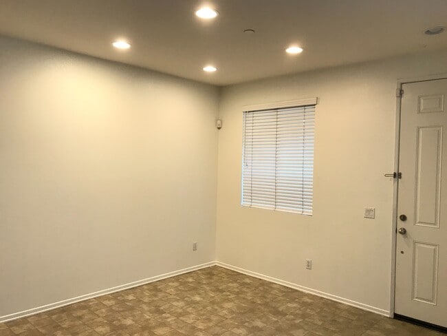 Foto del edificio - Beautiful 2 Bedrooms,  2.5 Bath Townhome with 2 Car Attached Garage in Ontario