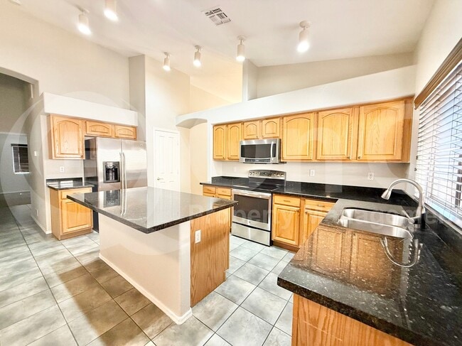 Foto del edificio - 1523 E Black Diamond Dr