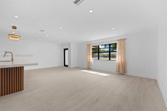 Building Photo - 401 SW 63rd Terrace