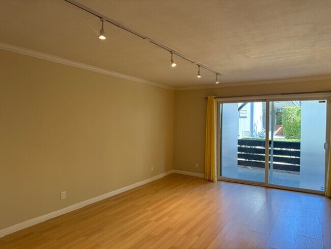 Foto del edificio - Wonderful 2 bedroom/2 bath lower level con...