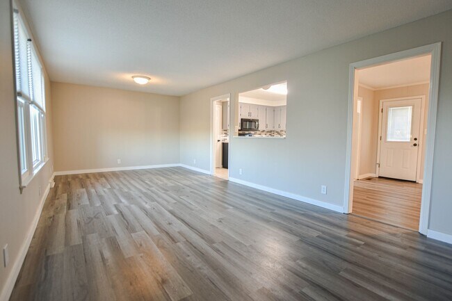 Building Photo - Pet Friendly Three Bedroom with Basement~