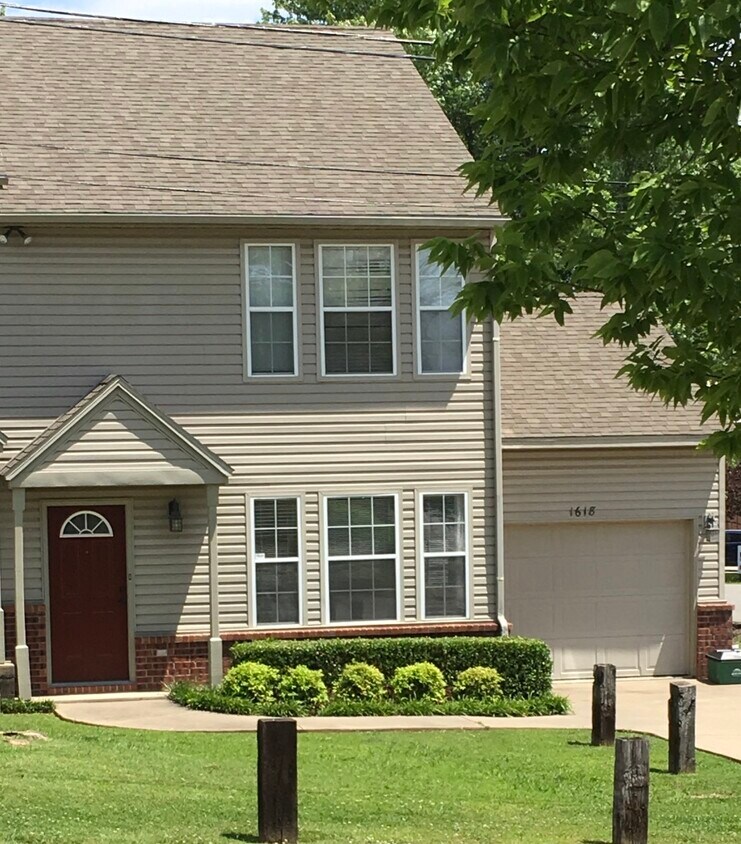 Primary Photo - 1630 W Venus St