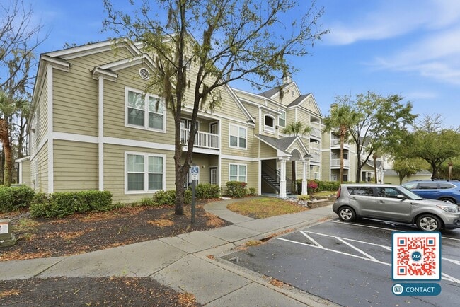 Building Photo - Beautiful Top-Floor Condo in the Heart of Bluffton