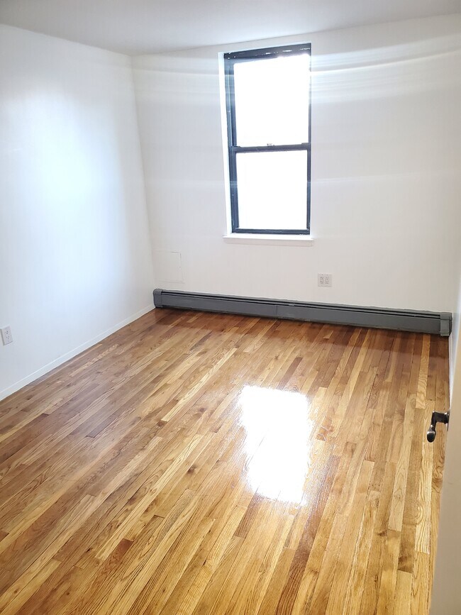Spacious 2nd bedroom - 118 Union St