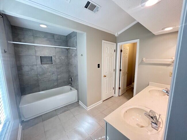 Foto del edificio - 6688 Laurel Valley Dr