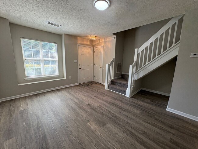 Foto del edificio - 2 Bedroom Townhome in Maplecrest Complex!!