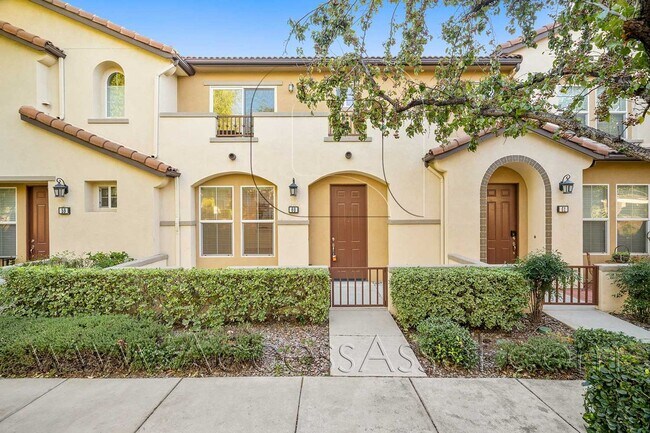 Building Photo - Exquisite 3 Bed/2.5 Bath Haven In Gated Co...