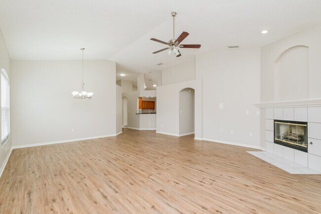 Foto del edificio - 1046 Crimson Clover Ln