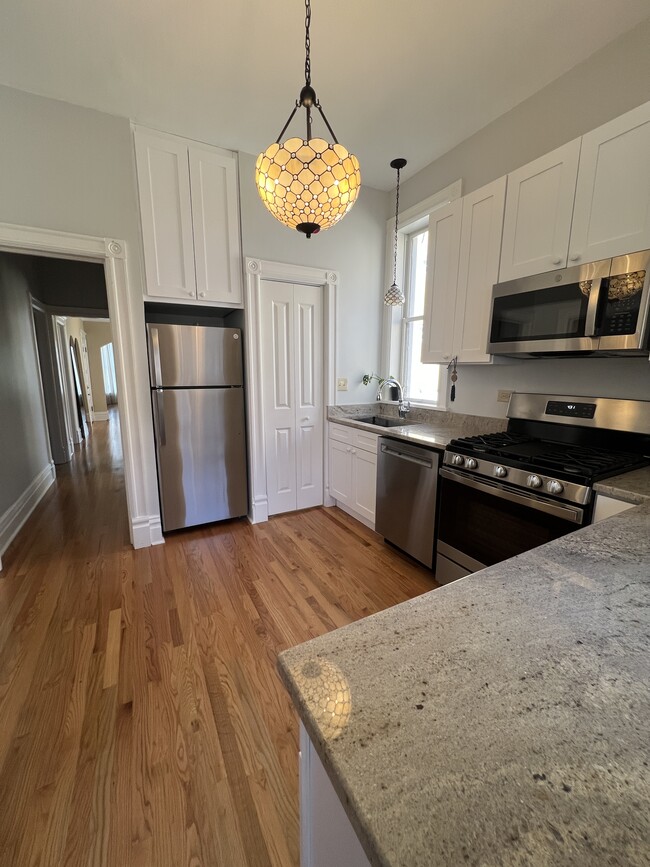 Kitchen - granite Countertops - 3349 W Adams St