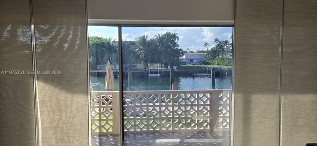 Foto del edificio - 10110 W Bay Harbor Dr