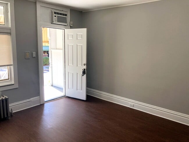 Building Photo - 2 bed 1 Bath - updates throughout, new appliances, washer/dryer included