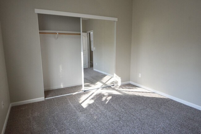 Building Photo - 1725 Dover Cir