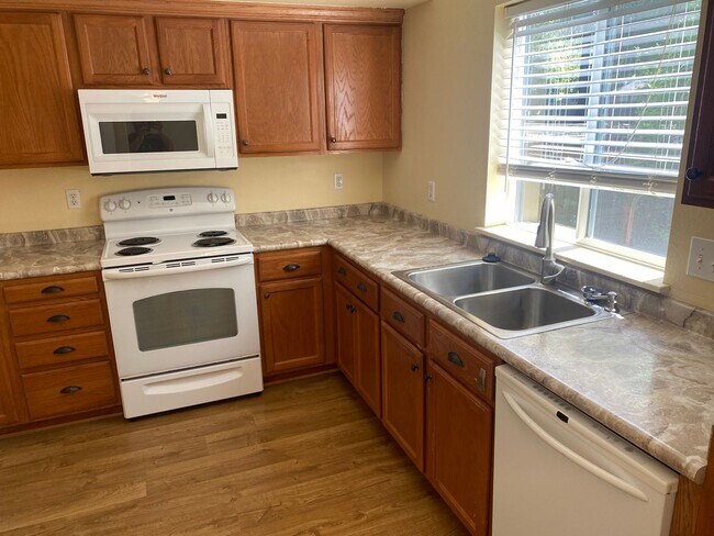 Foto del edificio - Spacious 3-Bedroom, 2.5-Bath Townhouse In ...