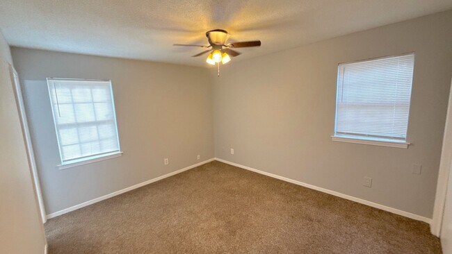 Foto del edificio - 6319 Merimac Dr