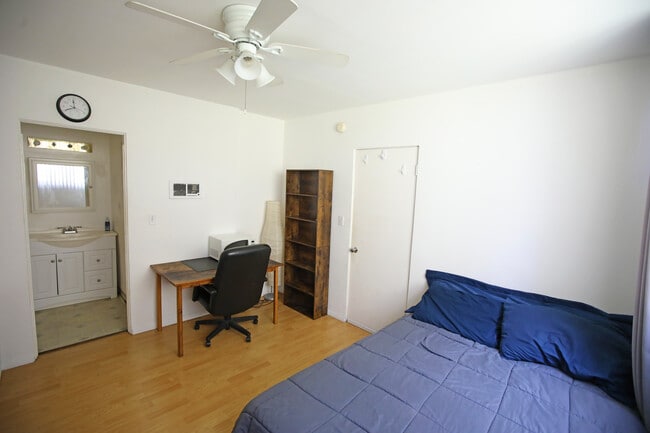 Bedroom for rent 2 - 6315 Primrose Ave