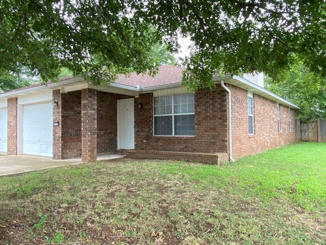 Cute 3 Bedroom Duplex Coming Available! - Cute 3 Bedroom Duplex Coming Available!