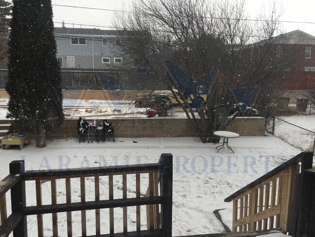 Building Photo - Spacious 5 Bedroom Duplex with 3 Full Bath...