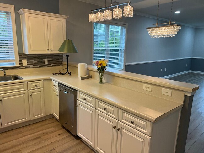 Foto del edificio - First floor, Unfurnished 3 Bedroom, 2 Bath Condo at Kiskadee Parke with Lots of Amenities!