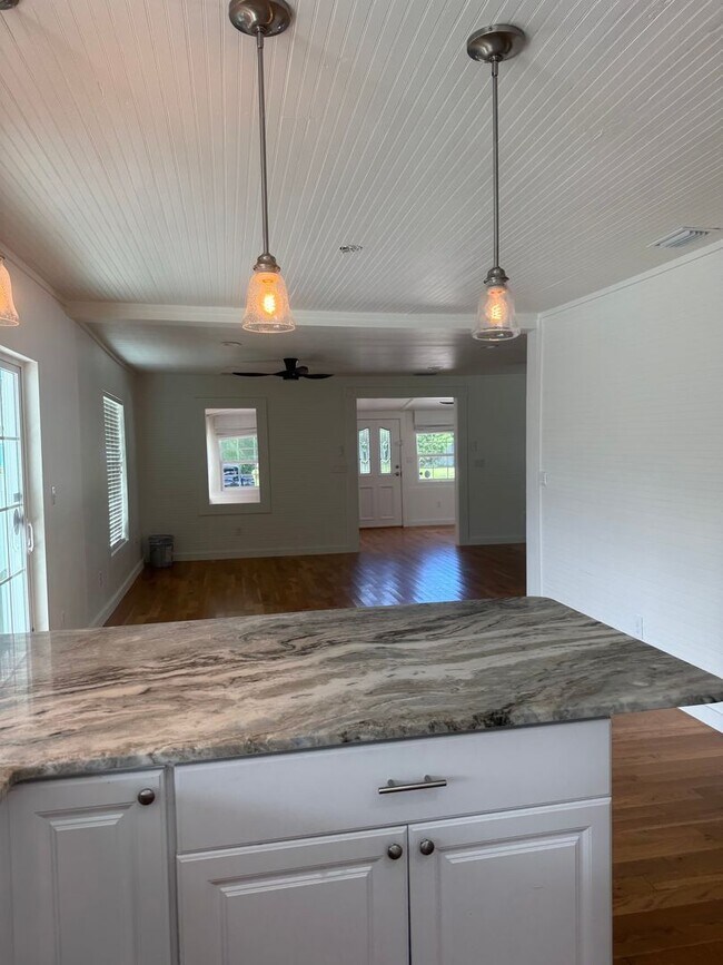 Building Photo - Updated Costal - Style home