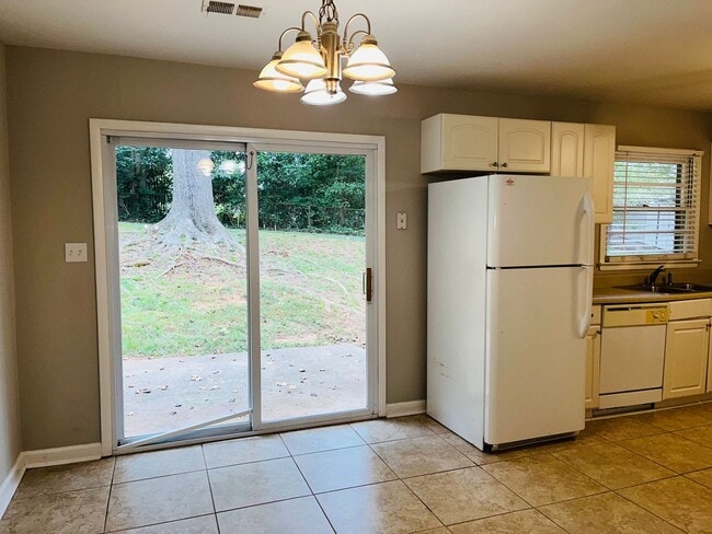 Foto del edificio - Wow! Beautiful brick 3 bedroom 2 bathroom ...