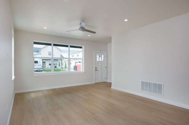 Building Photo - Stunning 4 bed, 3 bath - Corner Lot