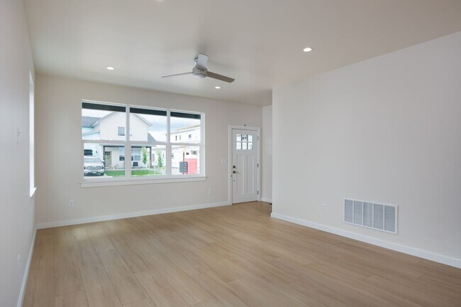 Foto del edificio - Stunning 4 bed, 3 bath - Corner Lot