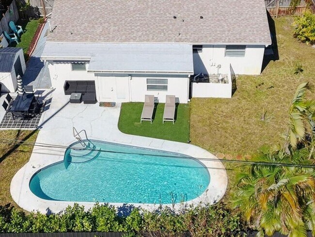 Building Photo - 110 NE 30th St