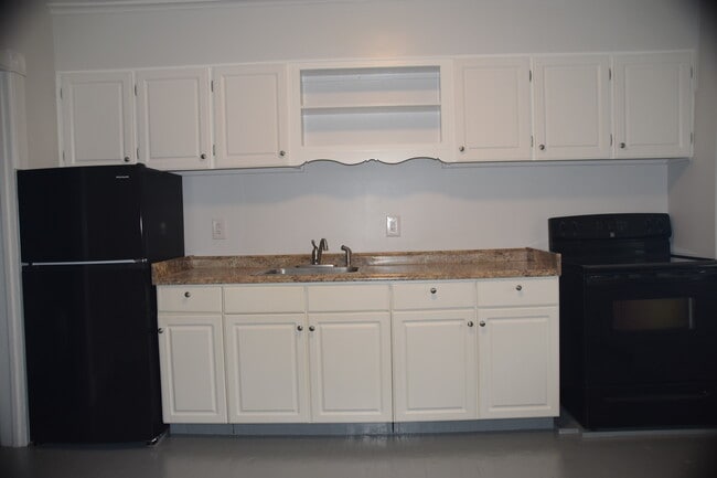 Eat-in Kitchen - 33 Main St