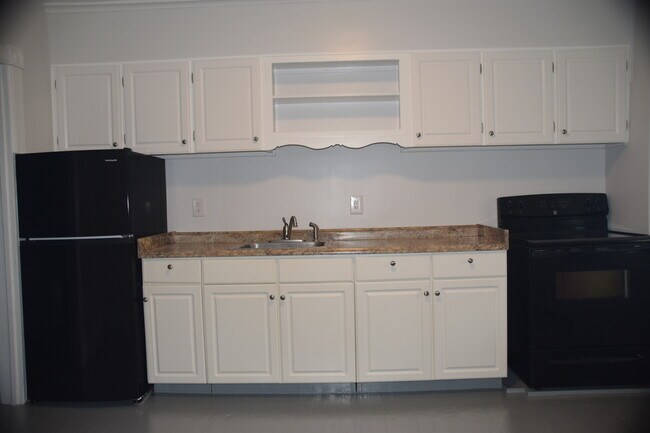 Eat-in Kitchen - 33 Main St