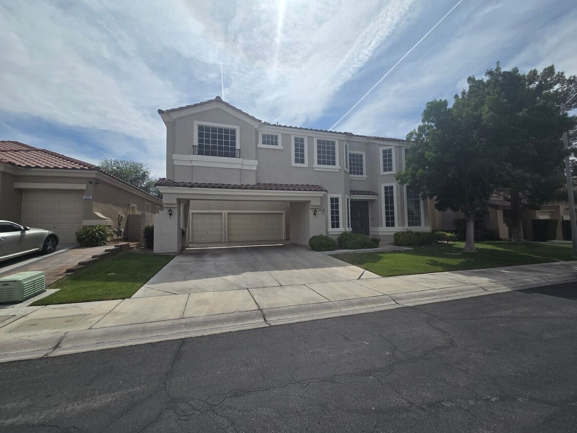 Foto principal - Seven Hills 2-Story Home with Grand Entran...