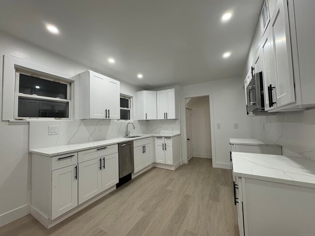 Building Photo - 25 Deforest Ave