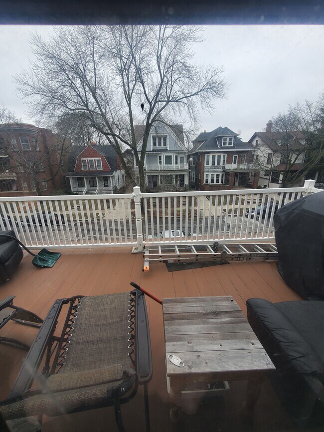 Building Photo - Beautiful 3BED/1BATH East Side Upper Unit