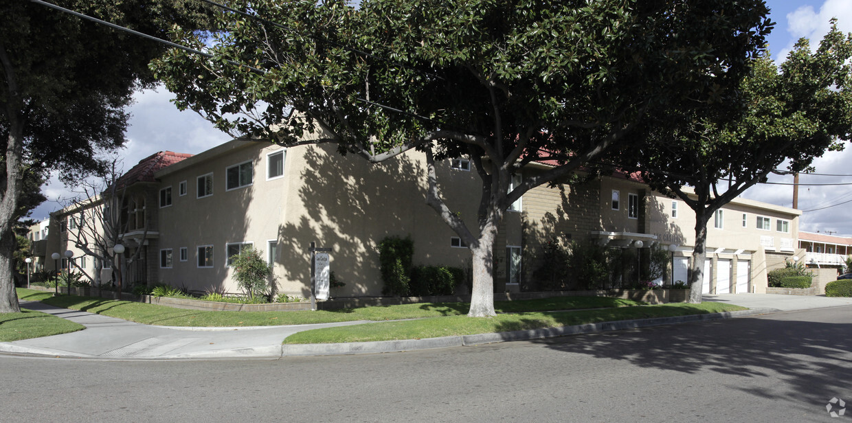 Primary Photo - Las Casitas Apartments