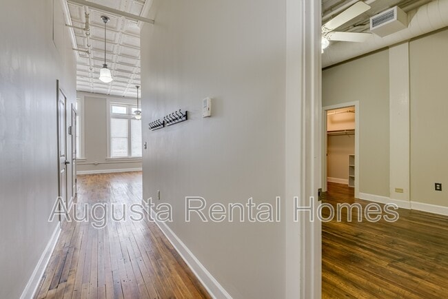 Building Photo - 1106 Broad St