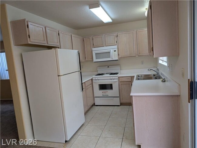 Building Photo - 1 Bedroom downstairs unit Henderson community with community pool