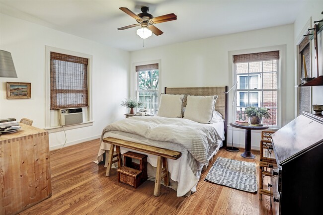 Foto del edificio - 2112 Banks St